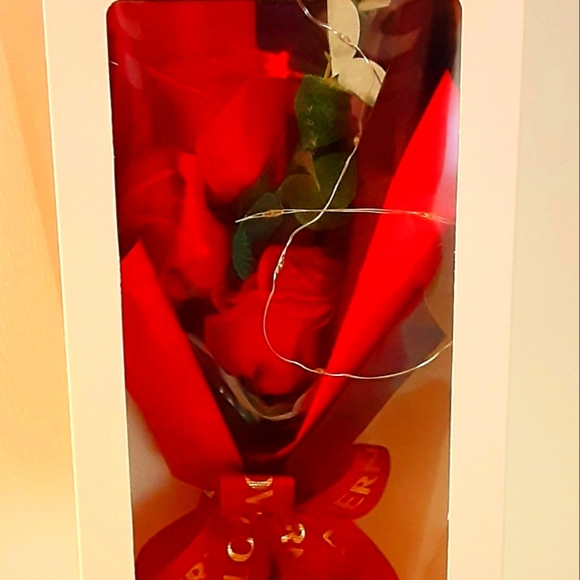 Valentine red rose scented soap bouquet - Picture 2 of 4